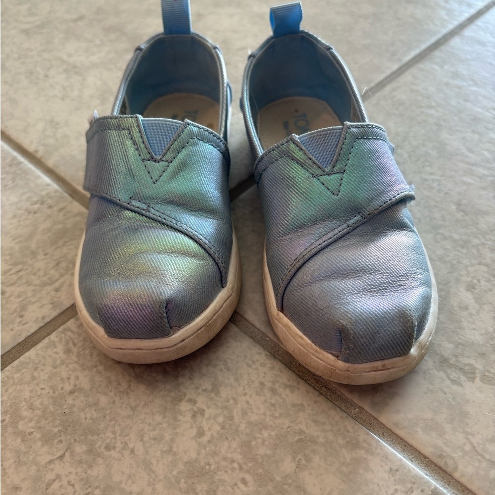 TOMS Kids Iridescent Blue Sneakers - Picture 2 of 4
